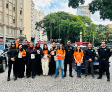 PCPR realiza ação em alusão ao Maio Laranja na rua XV de Novembro, em Curitiba