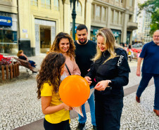 PCPR realiza ação em alusão ao Maio Laranja na rua XV de Novembro, em Curitiba