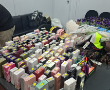 PCPR prende três pessoas e apreende diversos perfumes falsificados em Curitiba 