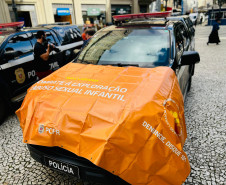 PCPR realiza ação em alusão ao Maio Laranja na rua XV de Novembro, em Curitiba