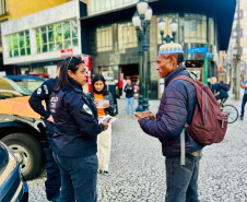 PCPR realiza ação em alusão ao Maio Laranja na rua XV de Novembro, em Curitiba