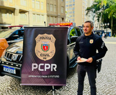 PCPR realiza ação em alusão ao Maio Laranja na rua XV de Novembro, em Curitiba