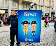 PCPR realiza ação em alusão ao Maio Laranja na rua XV de Novembro, em Curitiba