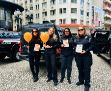PCPR realiza ação em alusão ao Maio Laranja na rua XV de Novembro, em Curitiba