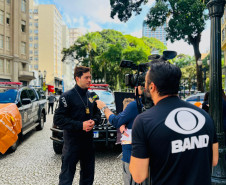 PCPR realiza ação em alusão ao Maio Laranja na rua XV de Novembro, em Curitiba