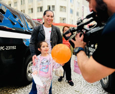PCPR realiza ação em alusão ao Maio Laranja na rua XV de Novembro, em Curitiba