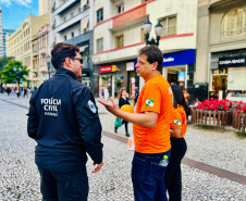 PCPR realiza ação em alusão ao Maio Laranja na rua XV de Novembro, em Curitiba