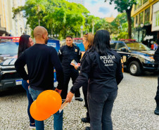 PCPR realiza ação em alusão ao Maio Laranja na rua XV de Novembro, em Curitiba