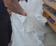 PCPR prende três pessoas e apreende diversos perfumes falsificados em Curitiba 