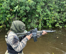 Policial civil recebe treinamento de sobrevivência na selva em Oriximiná, no Pará 