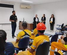 PCPR realiza palestra na PASA para operários da empresa em alusão ao maio laranja, em Paranaguá 