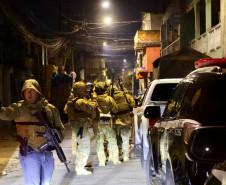 PCPR e PMPR prendem 66 pessoas em megaoperação contra grupo que controlava o tráfico no centro de Curitiba