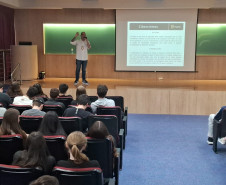 PCPR realiza palestra sobre bullying e o uso de cigarros eletrônicos em Colégio Positivo 