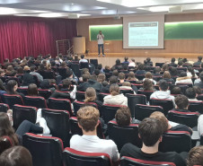PCPR realiza palestra sobre bullying e o uso de cigarros eletrônicos em Colégio Positivo 
