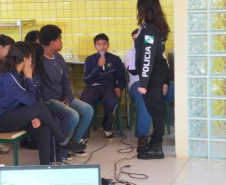 PCPR realiza palestra em escola para adolescentes em Jacarezinho
