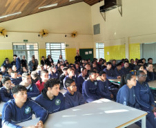 PCPR realiza palestra em escola para adolescentes em Jacarezinho