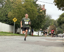 Corrida histórica celebra os 172 anos da Polícia Civil do Paraná e reúne 4,7 mil pessoas em Curitiba