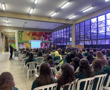 PCPR realiza palestra em uma escola com o tema de bullying e o cyberbullying na Capital