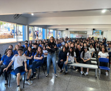 PCPR promove palestra em escola sobre conscientização sobre violência contra mulher em Foz do Iguaçu
