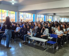 PCPR promove palestra em escola sobre conscientização sobre violência contra mulher em Foz do Iguaçu