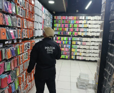 PCPR apreendeu mais de 16 mil produtos durante ação contra comercialização de acessórios para celular em Curitiba 