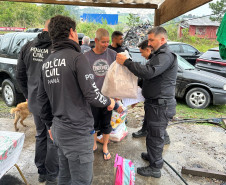 PCPR entrega de 21 cestas básicas, roupas, brinquedos e doces para famílias de Campo Largo