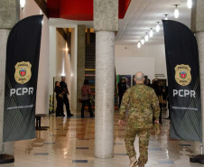 CPR celebra 172 anos com cerimônia de entrega de medalhas a policiais civis em Curitiba