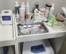 PCPR prende mulher por realizar procedimentos estéticos ilegais e usar medicamentos sem registro em clínica no bairro CIC