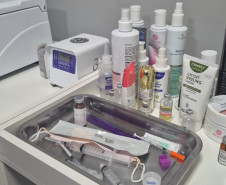 PCPR prende mulher por realizar procedimentos estéticos ilegais e usar medicamentos sem registro em clínica no bairro CIC