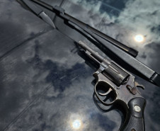 PCPR prende casal em flagrante por comércio ilegal de arma de fogo em Castro 