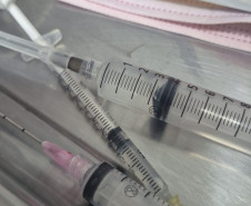 PCPR prende mulher por realizar procedimentos estéticos ilegais e usar medicamentos sem registro em clínica no bairro CIC