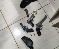 PCPR e PMPR prendem três homens e apreendem armas, munições e drogas em Cascavel