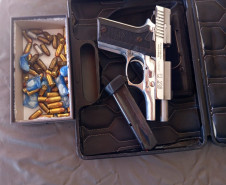 PCPR prende homem em flagrante e apreende drogas, arma e munições em Rolândia