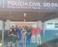 Policial Civil salva bebe que estava engasgado em Pontal do Paraná  O policial civil Rodrigo Madeira Azambuja, desengasgou nesta quinta-feira (25), um bebe de 15 dias de vida que estava engasgado em Pontal do Paraná, no Litoral do Estado, durante o Verão Maior Paraná.  https://www.policiacivil.pr.gov.br/Noticia/Policial-Civil-salva-bebe-que-estava-engasgado-em-Pontal-do-Parana