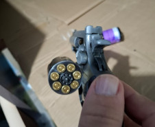 PCPR prende um homem e investiga dois envolvidos em furto, incêndio criminoso, ameaça e posse de arma de fogo em Cascavel