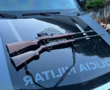 PCPR e PMPR apreendem quase 900 quilos de maconha e arsenal em depósito rural no Oeste do Paraná