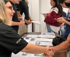 PCPR realiza entrega de aparelhos celulares recuperados em investigação em Maringá