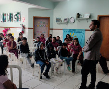 PCPR realiza palestra educativa sobre cyberbullying em um centro de convivência no Tatuquara