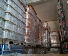 PCPR prende homem e apreende mais de 8,4 mil garrafas de vinho falsificadas em Curitiba