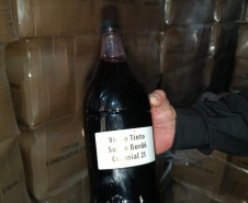 PCPR prende homem e apreende mais de 8,4 mil garrafas de vinho falsificadas em Curitiba