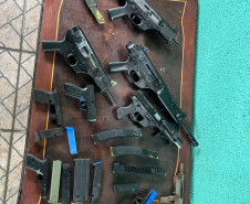 PCPR e PMPR localizam foragido e apreendem armas, munições e drogas em Piraquara