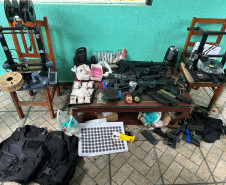 PCPR e PMPR localizam foragido e apreendem armas, munições e drogas em Piraquara