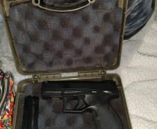 PCPR prende casal e apreende armas, munições e equipamentos durante operação em Curitiba