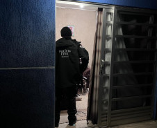 PCPR cumpre mandado contra investigado por extorsão sexual na internet em Curitiba
