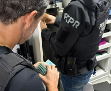 PCPR apreende R$ 48 mil, veículos, embarcações e armas durante operação contra fraude milionária em Maringá