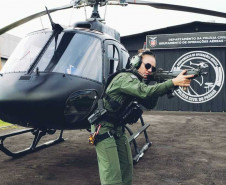 Sete mulheres fazem parte dos grupos de opera&ccedil;&otilde;es especiais da Pol&iacute;cia Civil no Paran&aacute;. S&atilde;o cinco lotadas no Centro de Opera&ccedil;&otilde;es Policiais Especiais (Cope), uma no T&aacute;tico Integrado de Grupos de Repress&atilde;o Especial (Tigre) e uma no Grupamento de Opera&ccedil;&otilde;es A&eacute;reas (GOA). Bruna Roberta Mayer &eacute; uma das integrantes desse elenco e um exemplo de pioneirismo na carreira operacional da institui&ccedil;&atilde;o. Foto: PCPR