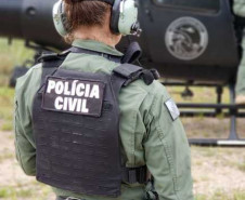 Sete mulheres fazem parte dos grupos de opera&ccedil;&otilde;es especiais da Pol&iacute;cia Civil no Paran&aacute;. S&atilde;o cinco lotadas no Centro de Opera&ccedil;&otilde;es Policiais Especiais (Cope), uma no T&aacute;tico Integrado de Grupos de Repress&atilde;o Especial (Tigre) e uma no Grupamento de Opera&ccedil;&otilde;es A&eacute;reas (GOA). Bruna Roberta Mayer &eacute; uma das integrantes desse elenco e um exemplo de pioneirismo na carreira operacional da institui&ccedil;&atilde;o. Foto: PCPR