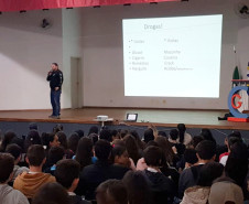 Palestra antidrogas da PCPR atinge 2,2 mil alunos em Ubiratã e Mallet