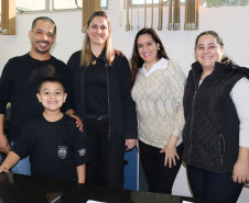 PCPR recebe garoto que sonha em ser policial civil em unidade de Foz do Iguaçu