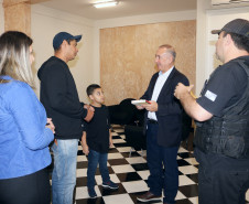 PCPR recebe garoto que sonha em ser policial civil em unidade de Foz do Iguaçu